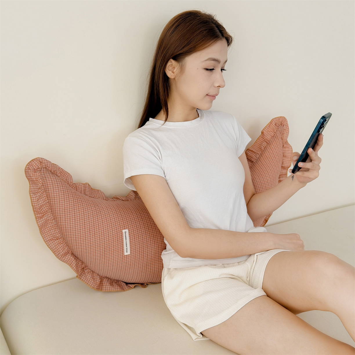 91家纺网 家纺一手货源 找家纺 麦肯锡 2025新款美拉德系列月亮抱枕夹腿抱枕 橘粉【模特图】/对