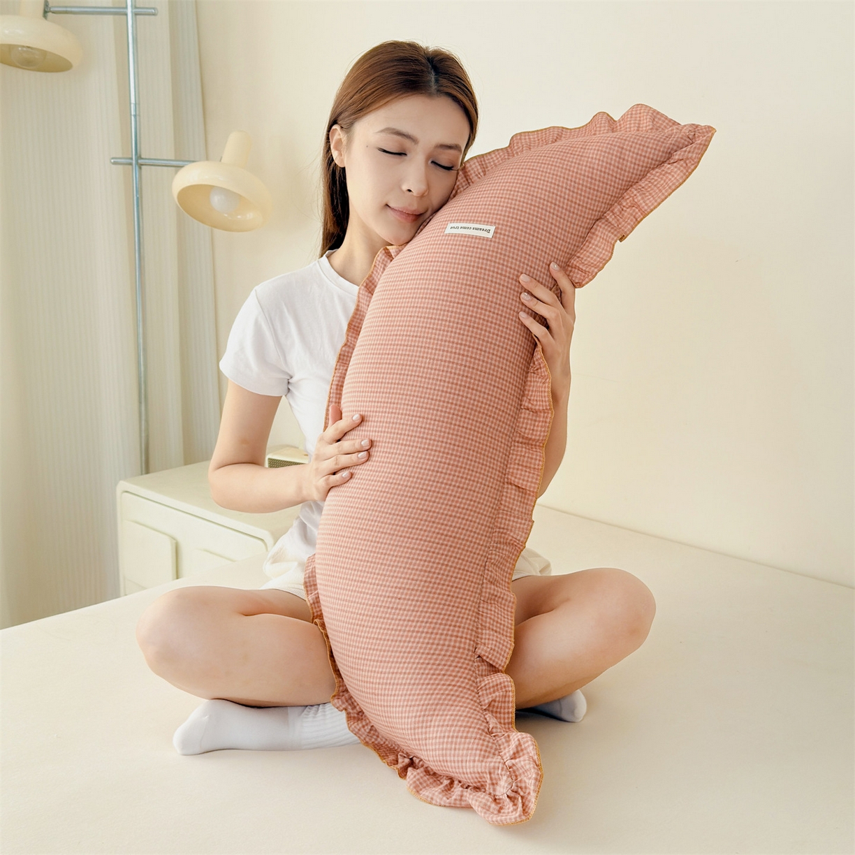 91家纺网 家纺一手货源 找家纺 麦肯锡 2025新款美拉德系列月亮抱枕夹腿抱枕 橘粉【模特图】/对