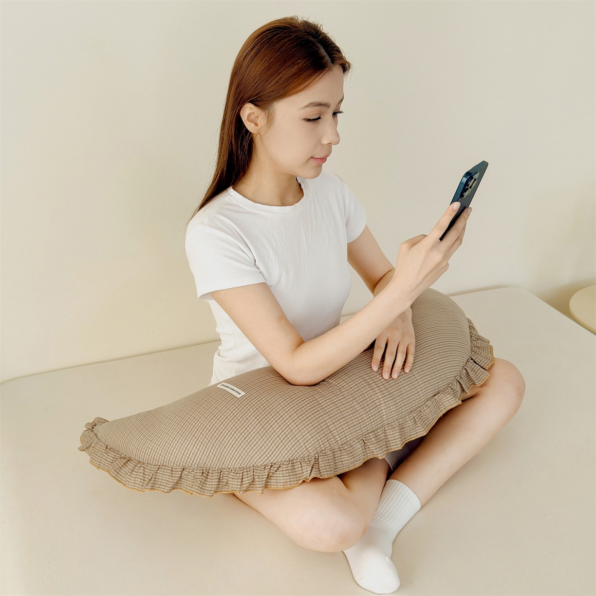 91家纺网 家纺一手货源 找家纺 麦肯锡 2025新款美拉德系列月亮抱枕夹腿抱枕 卡其【模特图】/只