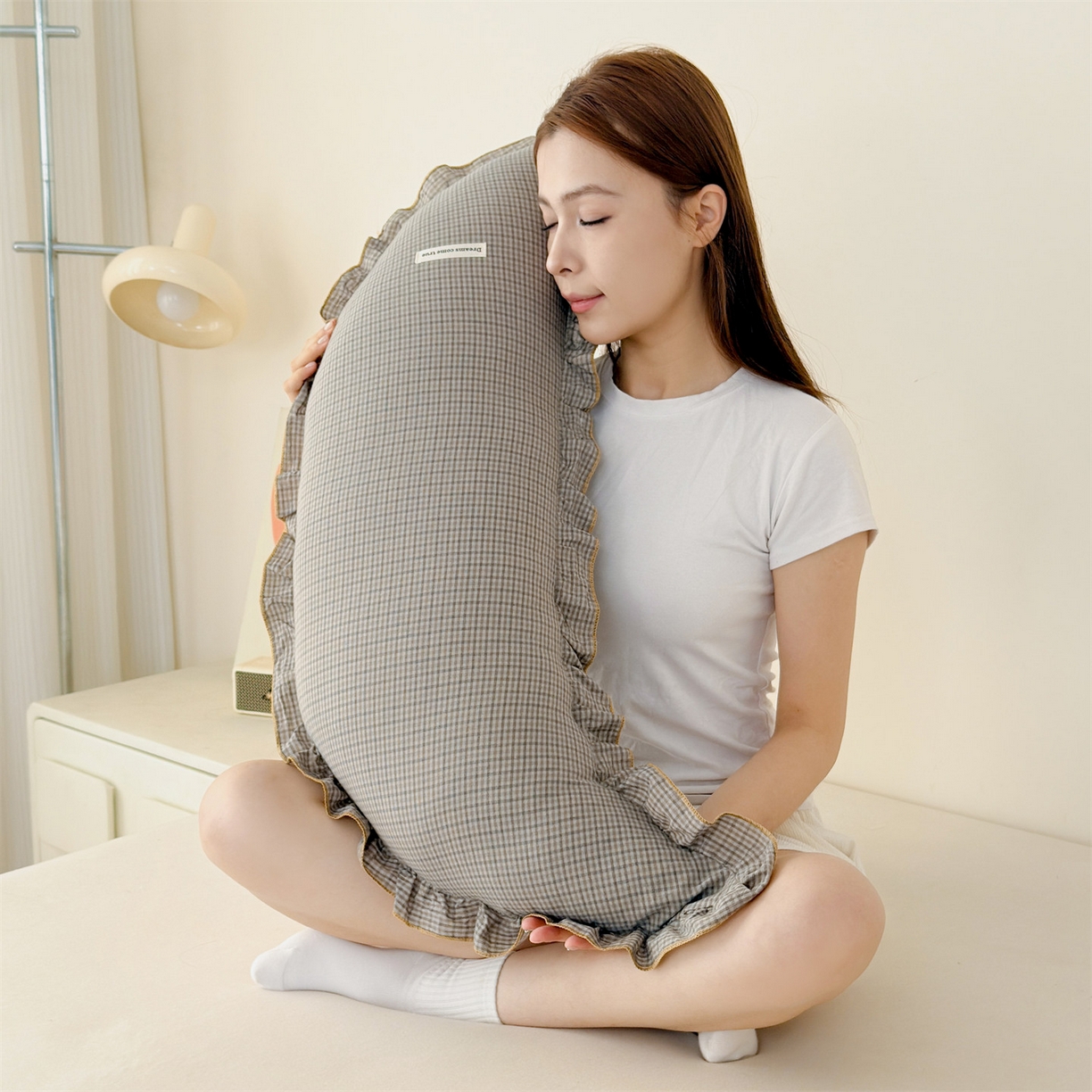 91家纺网 家纺一手货源 找家纺 麦肯锡 2025新款美拉德系列月亮抱枕夹腿抱枕 米灰【模特图】/只