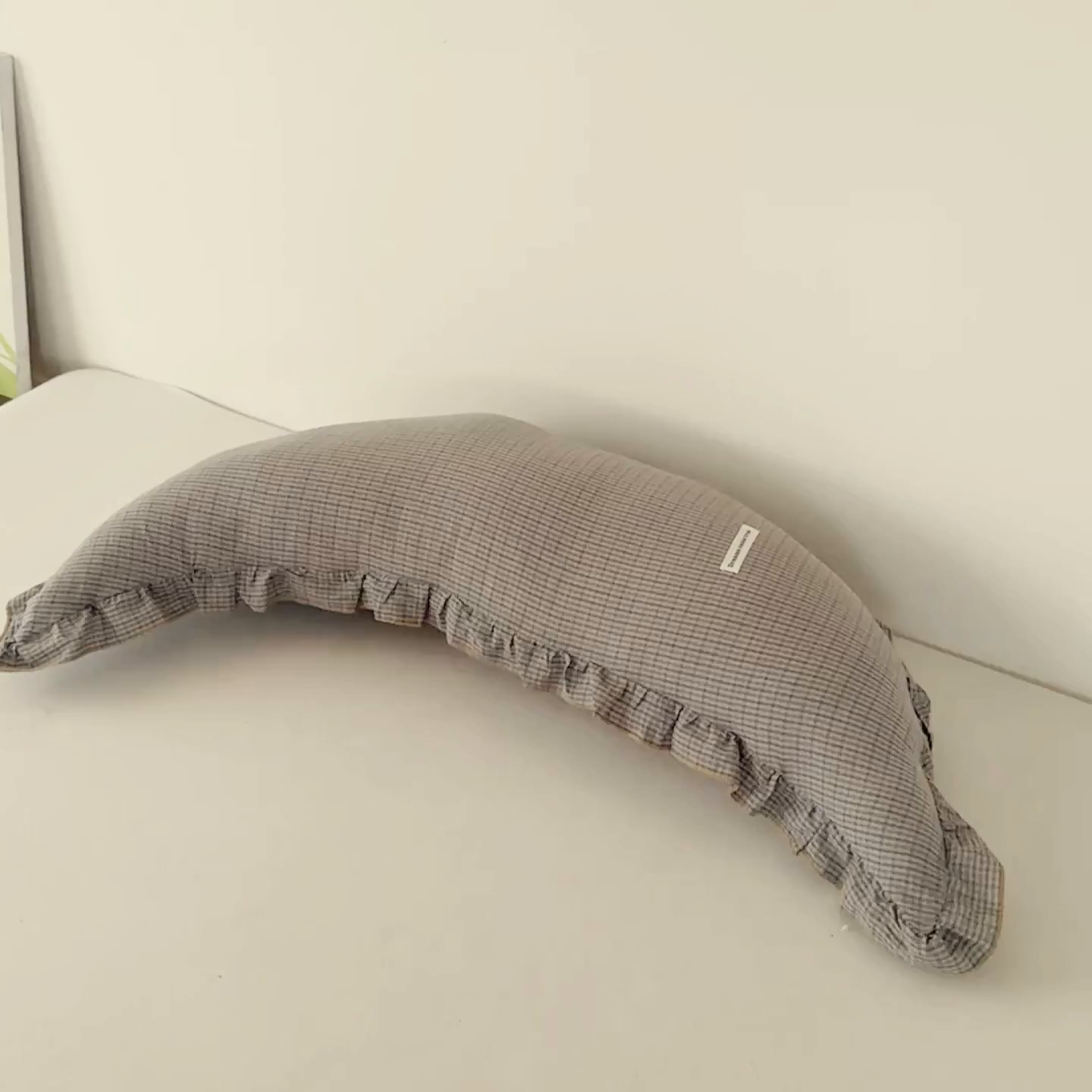 91家纺网 家纺一手货源 找家纺 麦肯锡 2025新款美拉德系列月亮抱枕夹腿抱枕 米灰【模特图】/只