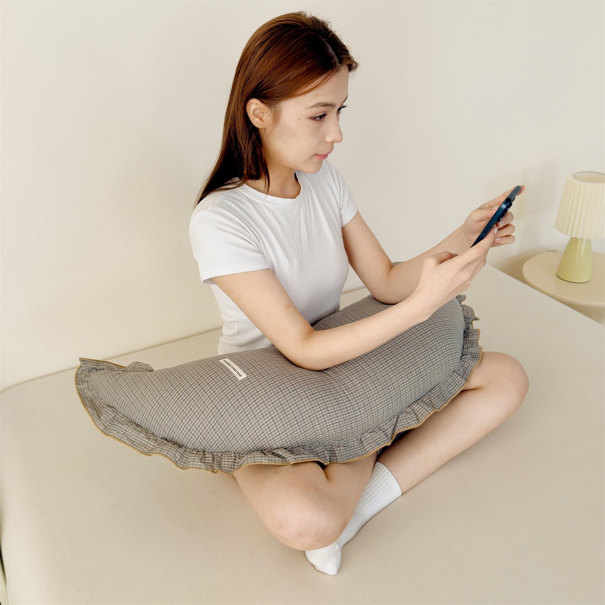 91家纺网 家纺一手货源 找家纺 麦肯锡 2025新款美拉德系列月亮抱枕夹腿抱枕 米灰【模特图】/对