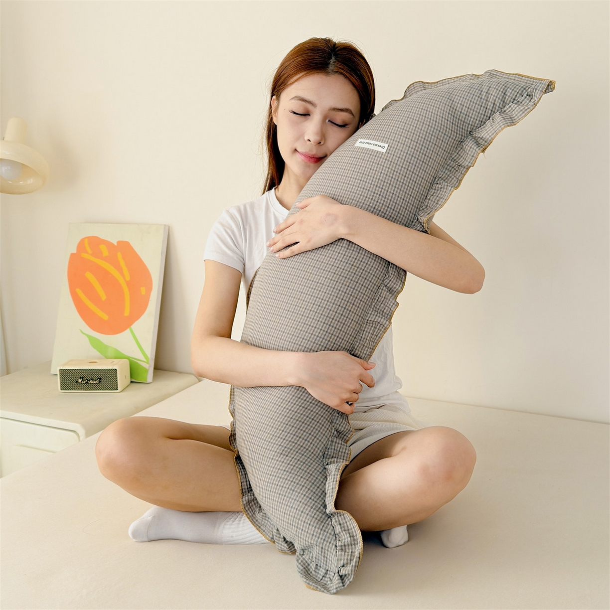 91家纺网 家纺一手货源 找家纺 麦肯锡 2025新款美拉德系列月亮抱枕夹腿抱枕 米灰【模特图】/对