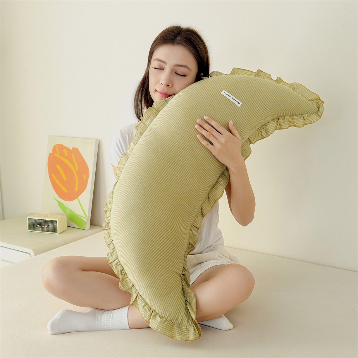 91家纺网 家纺一手货源 找家纺 麦肯锡 2025新款美拉德系列月亮抱枕夹腿抱枕 奶黄【模特图】/只