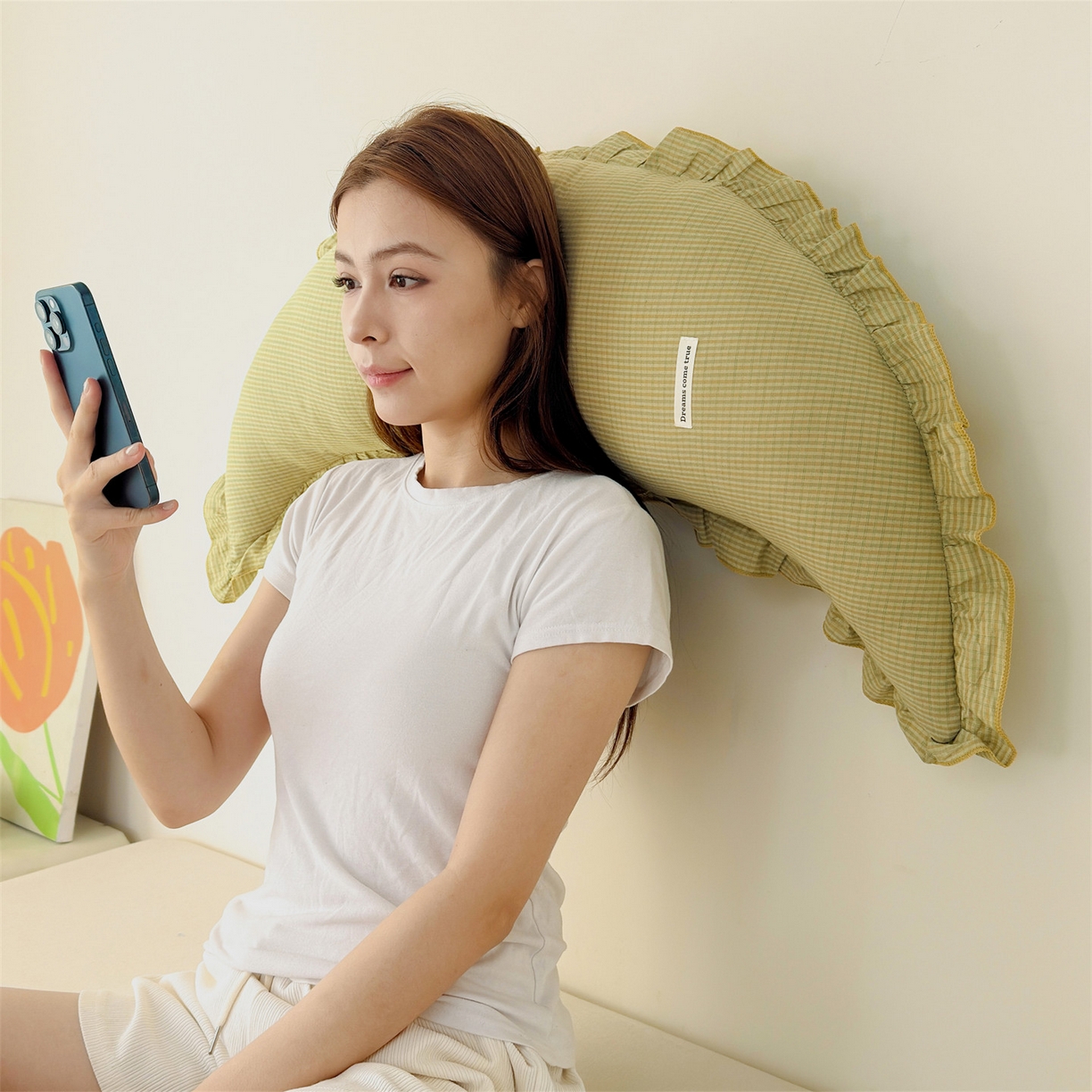 91家纺网 家纺一手货源 找家纺 麦肯锡 2025新款美拉德系列月亮抱枕夹腿抱枕 奶黄【模特图】/只