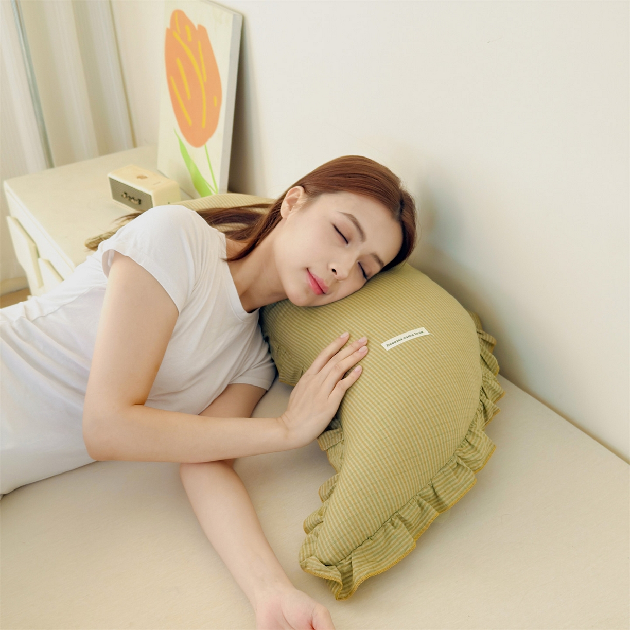 91家纺网 家纺一手货源 找家纺 麦肯锡 2025新款美拉德系列月亮抱枕夹腿抱枕 奶黄【模特图】/只