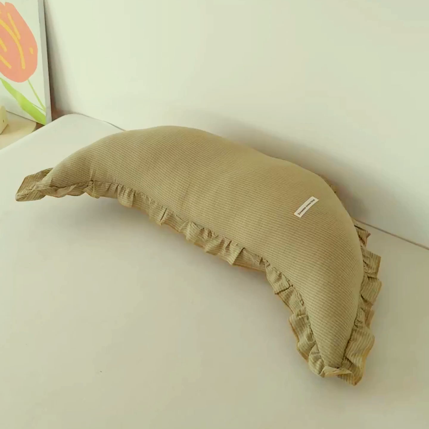 91家纺网 家纺一手货源 找家纺 麦肯锡 2025新款美拉德系列月亮抱枕夹腿抱枕 奶黄【模特图】/只