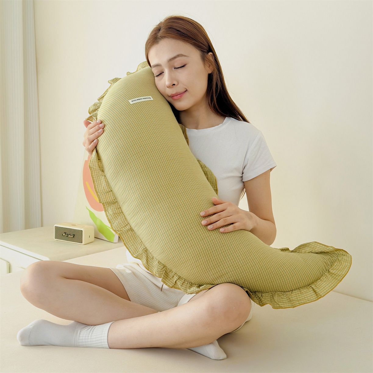 91家纺网 家纺一手货源 找家纺 麦肯锡 2025新款美拉德系列月亮抱枕夹腿抱枕 奶黄【模特图】/对