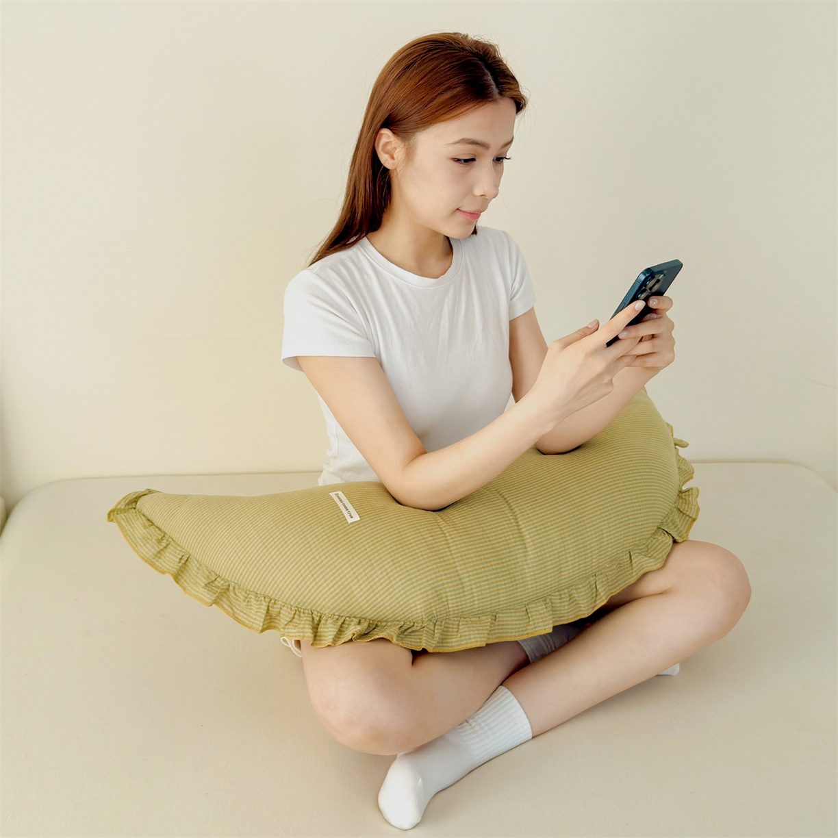 91家纺网 家纺一手货源 找家纺 麦肯锡 2025新款美拉德系列月亮抱枕夹腿抱枕 奶黄【模特图】/对