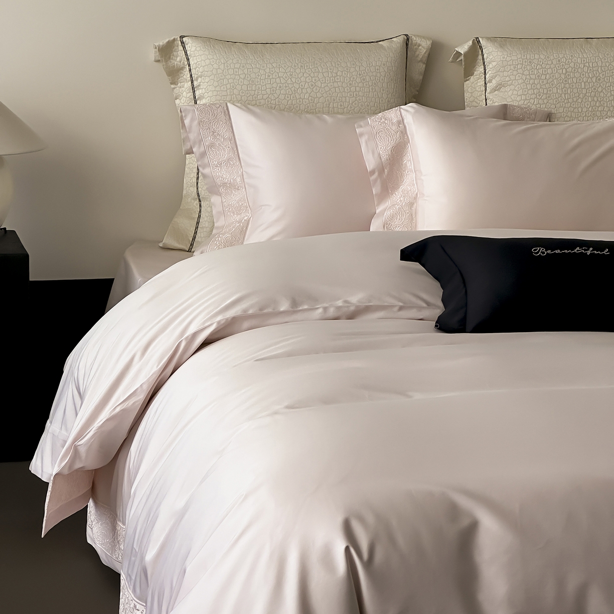 91家纺网 家纺一手货源 找家纺 佳汐蓝家纺 2025新款全棉刺绣花边四件套-妮娅 妮娅-粉色