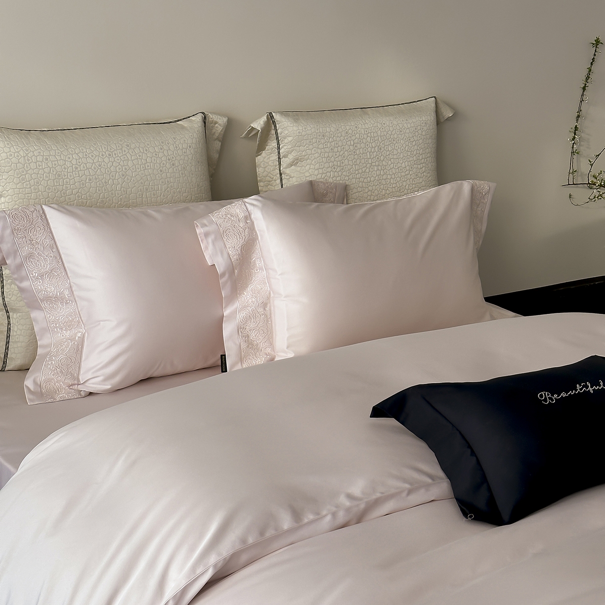 91家纺网 家纺一手货源 找家纺 佳汐蓝家纺 2025新款全棉刺绣花边四件套-妮娅 妮娅-粉色