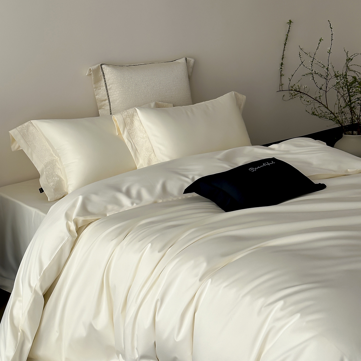 91家纺网 家纺一手货源 找家纺 佳汐蓝家纺 2025新款全棉刺绣花边四件套-妮娅 妮娅-米白色