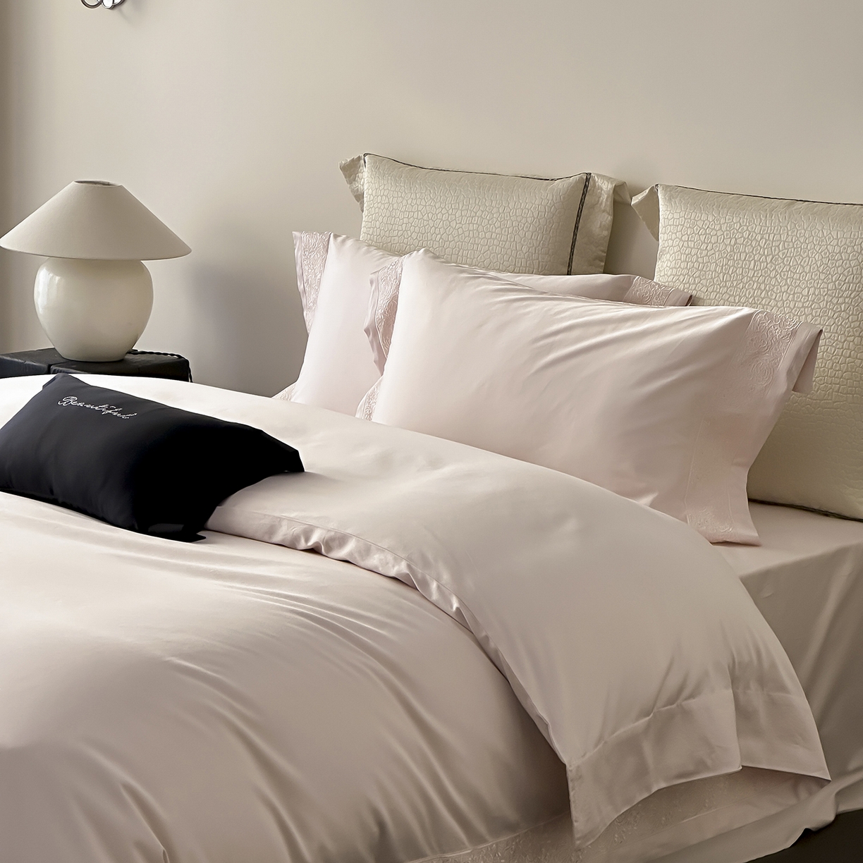 91家纺网 家纺一手货源 找家纺 佳汐蓝家纺 2025新款全棉刺绣花边四件套-妮娅 妮娅-粉色