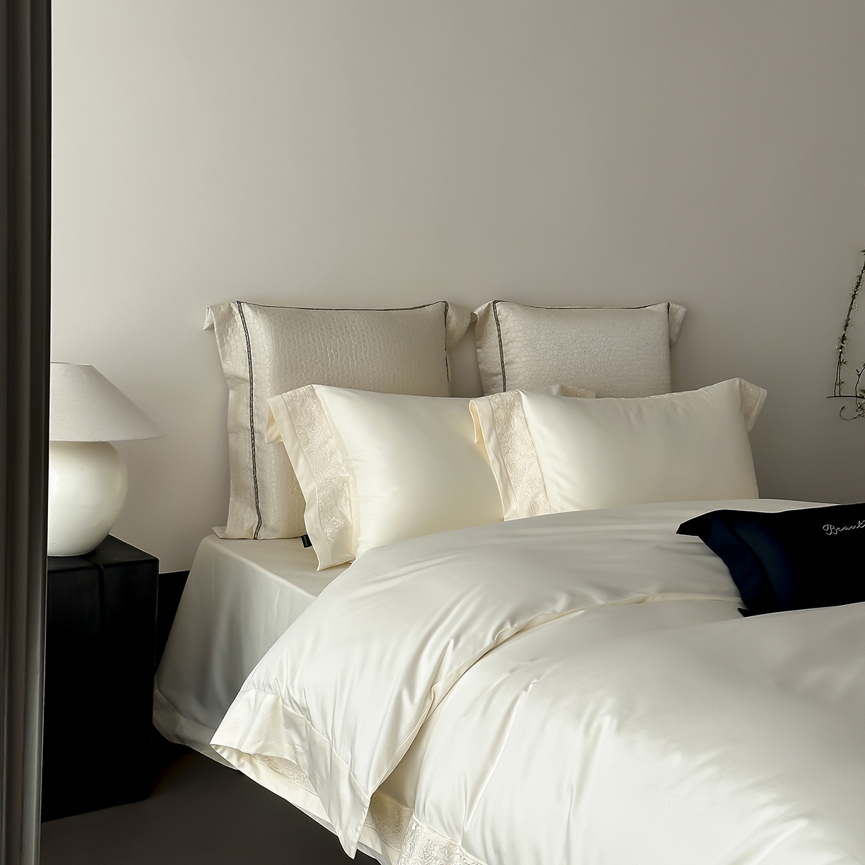 91家纺网 家纺一手货源 找家纺 佳汐蓝家纺 2025新款全棉刺绣花边四件套-妮娅 妮娅-米白色