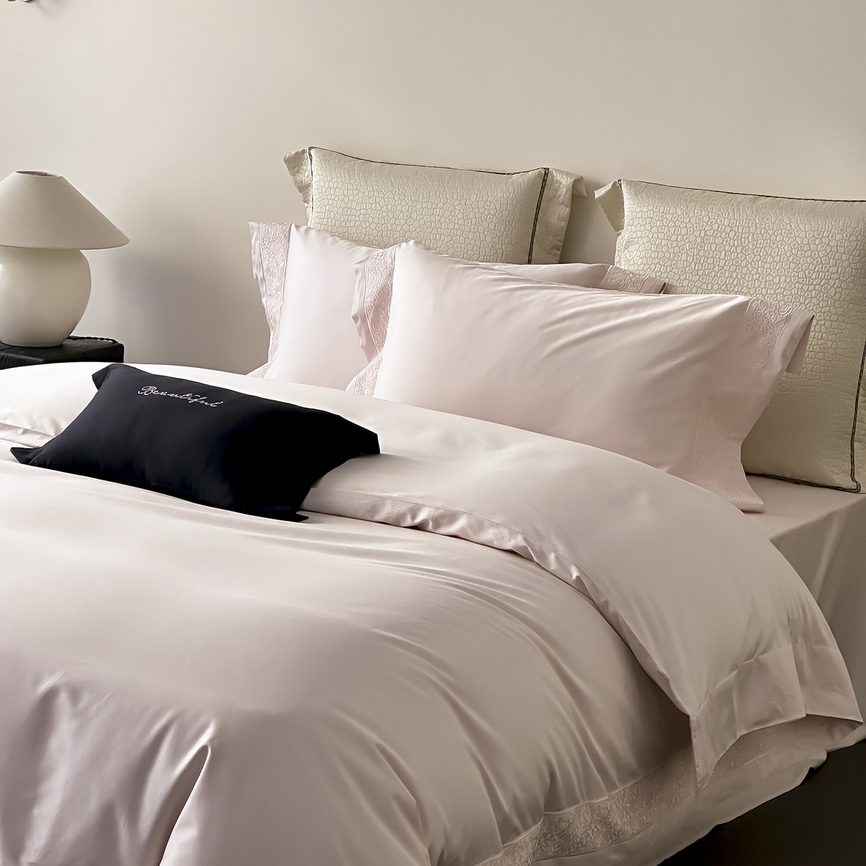 91家纺网 家纺一手货源 找家纺 佳汐蓝家纺 2025新款全棉刺绣花边四件套-妮娅 妮娅-粉色