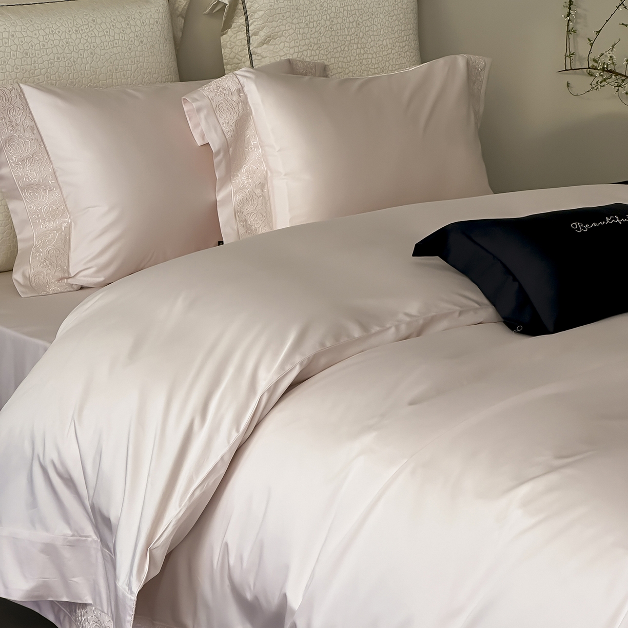 91家纺网 家纺一手货源 找家纺 佳汐蓝家纺 2025新款全棉刺绣花边四件套-妮娅 妮娅-粉色