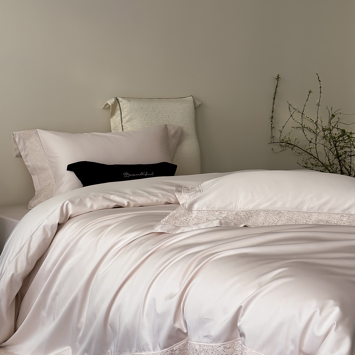 91家纺网 家纺一手货源 找家纺 佳汐蓝家纺 2025新款全棉刺绣花边四件套-妮娅 妮娅-粉色