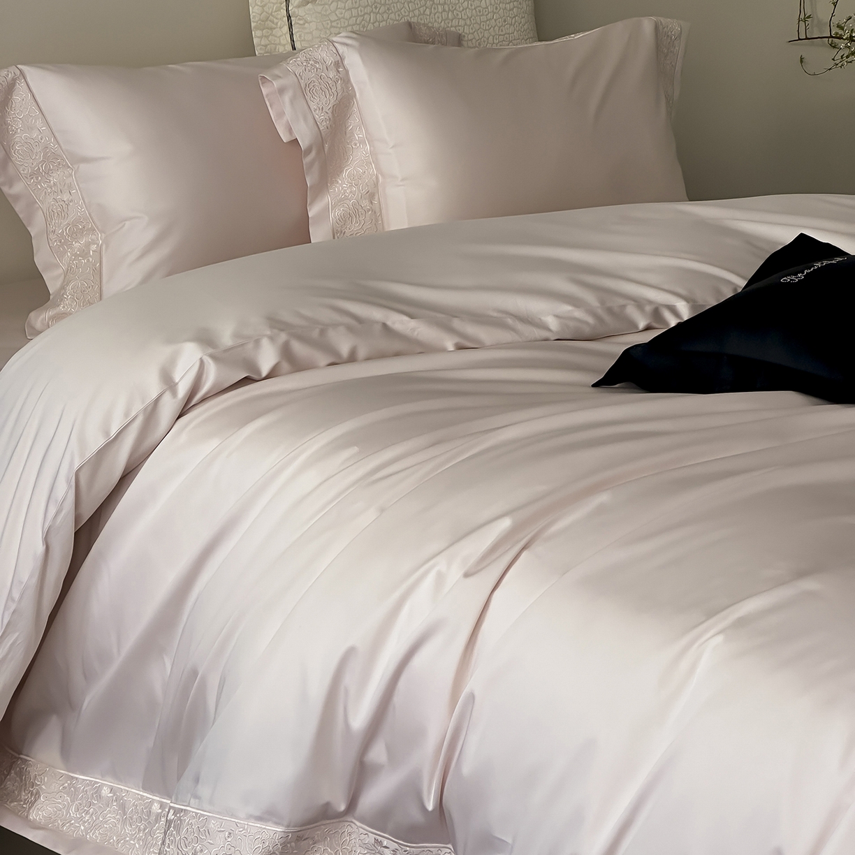 91家纺网 家纺一手货源 找家纺 佳汐蓝家纺 2025新款全棉刺绣花边四件套-妮娅 妮娅-粉色