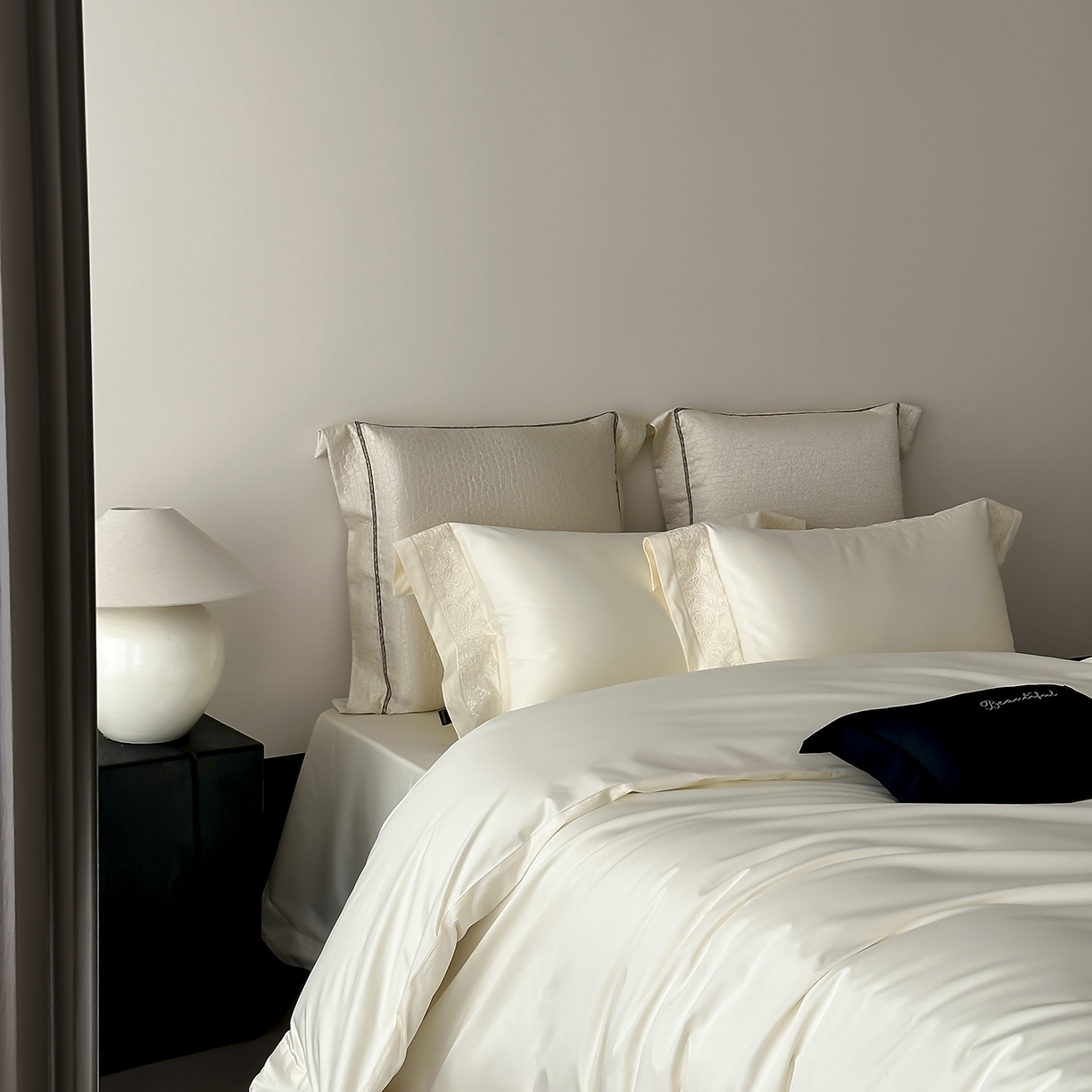 91家纺网 家纺一手货源 找家纺 佳汐蓝家纺 2025新款全棉刺绣花边四件套-妮娅 妮娅-米白色