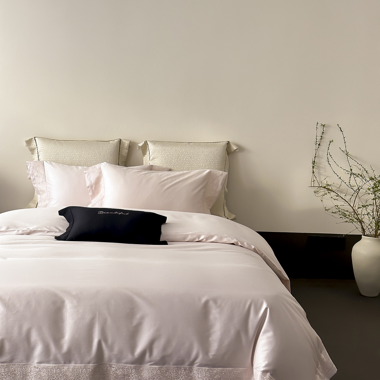 91家纺网 家纺一手货源 找家纺 佳汐蓝家纺 2025新款全棉刺绣花边四件套-妮娅 妮娅-粉色