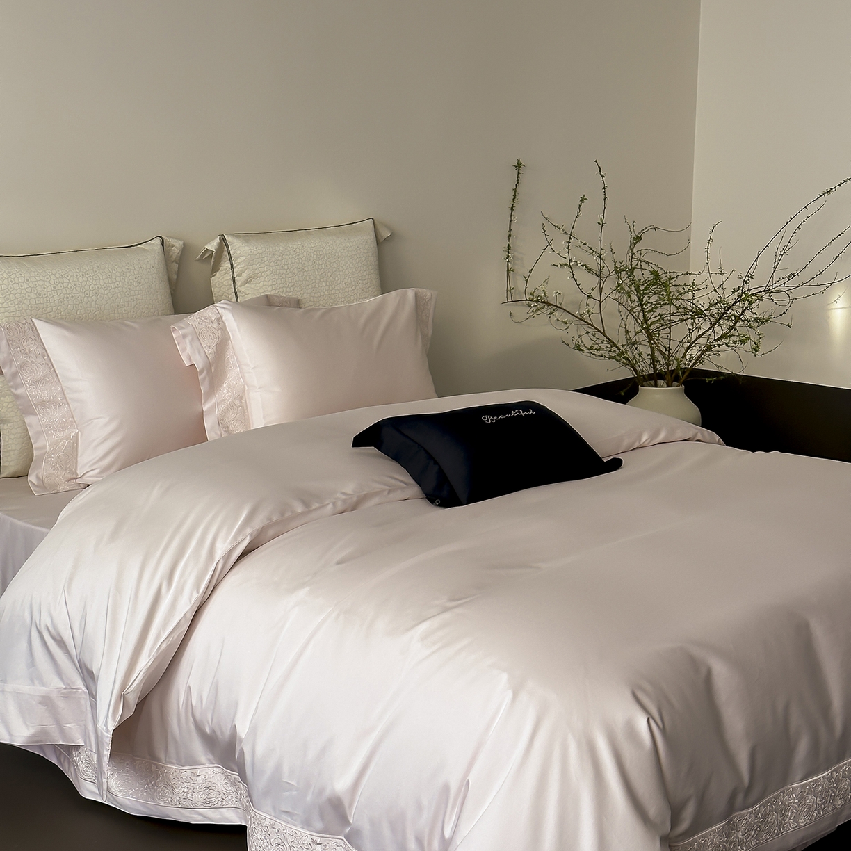 91家纺网 家纺一手货源 找家纺 佳汐蓝家纺 2025新款全棉刺绣花边四件套-妮娅 妮娅-粉色