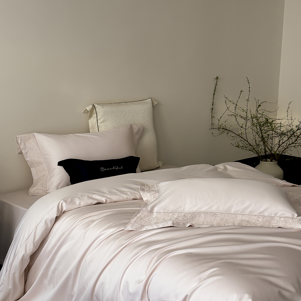 91家纺网 家纺一手货源 找家纺 佳汐蓝家纺 2025新款全棉刺绣花边四件套-妮娅 妮娅-粉色