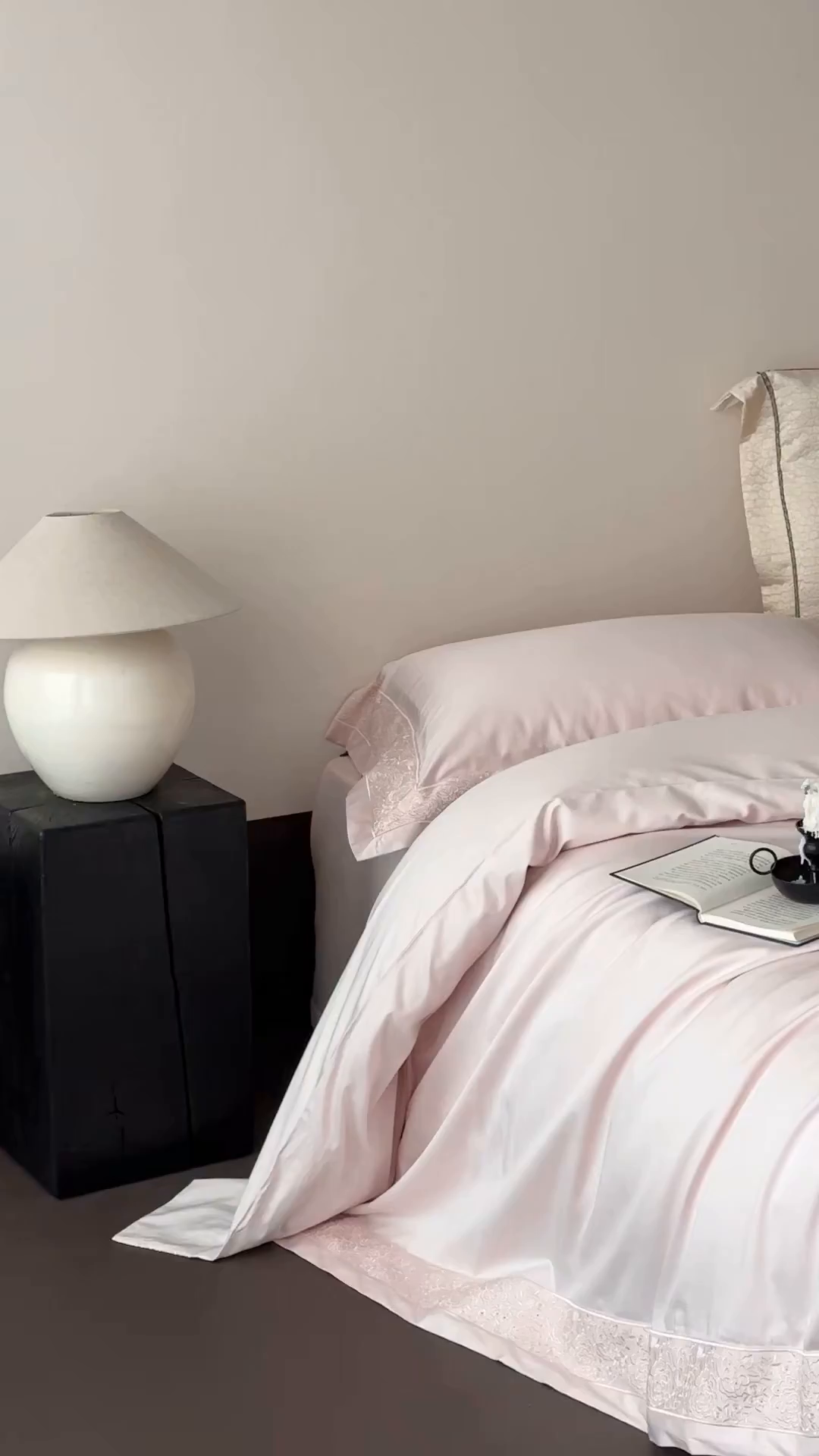 91家纺网 家纺一手货源 找家纺 佳汐蓝家纺 2025新款全棉刺绣花边四件套-妮娅 妮娅-粉色