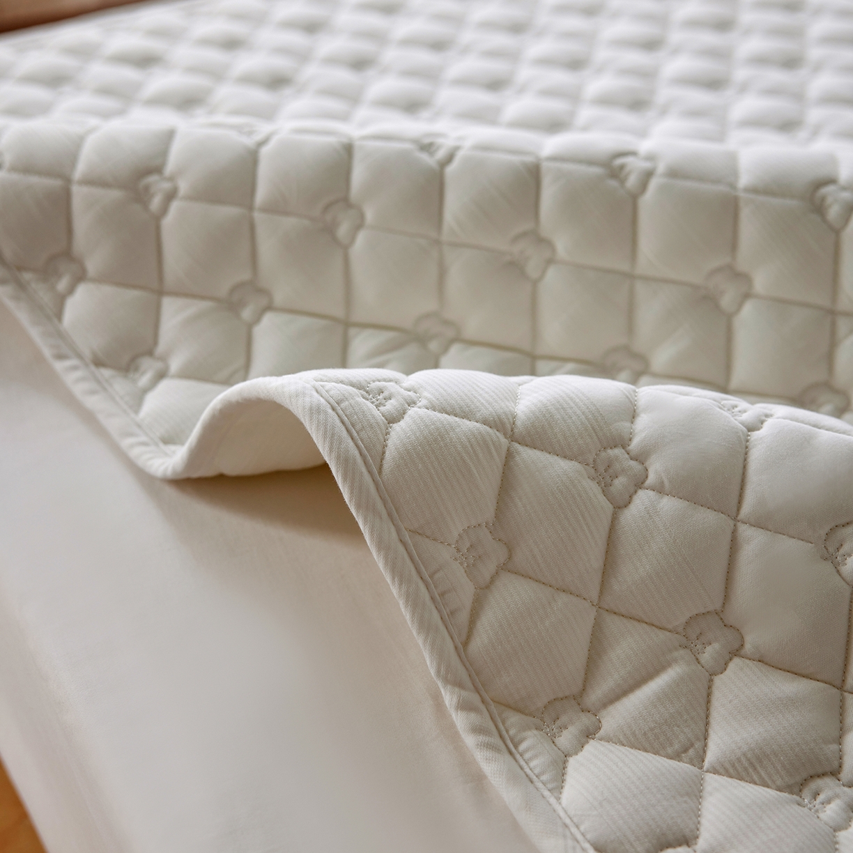 91家纺网 家纺一手货源 找家纺 （总）三味舒屋 2025新款朵桃系列全棉夹棉保护垫软床垫薄床垫（控价 券后叠加不低于128、158、168、178）