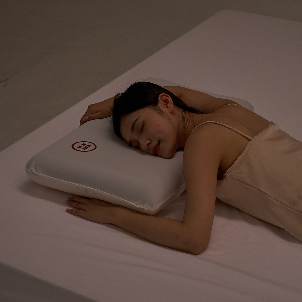 91家纺网 家纺一手货源 找家纺 蝶飞舞 2025新款（源头工厂）华会式M3.0记忆枕全季酒店枕零压力慢回弹深睡护颈椎枕 70*42*8cm