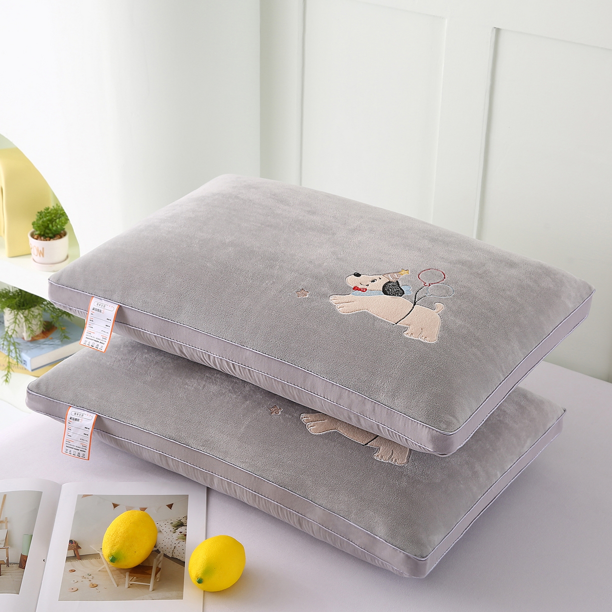 91家纺网 家纺一手货源 找家纺 永乐枕芯 2025新款热绒款贴布绣枕头枕芯 小狗-浅灰
