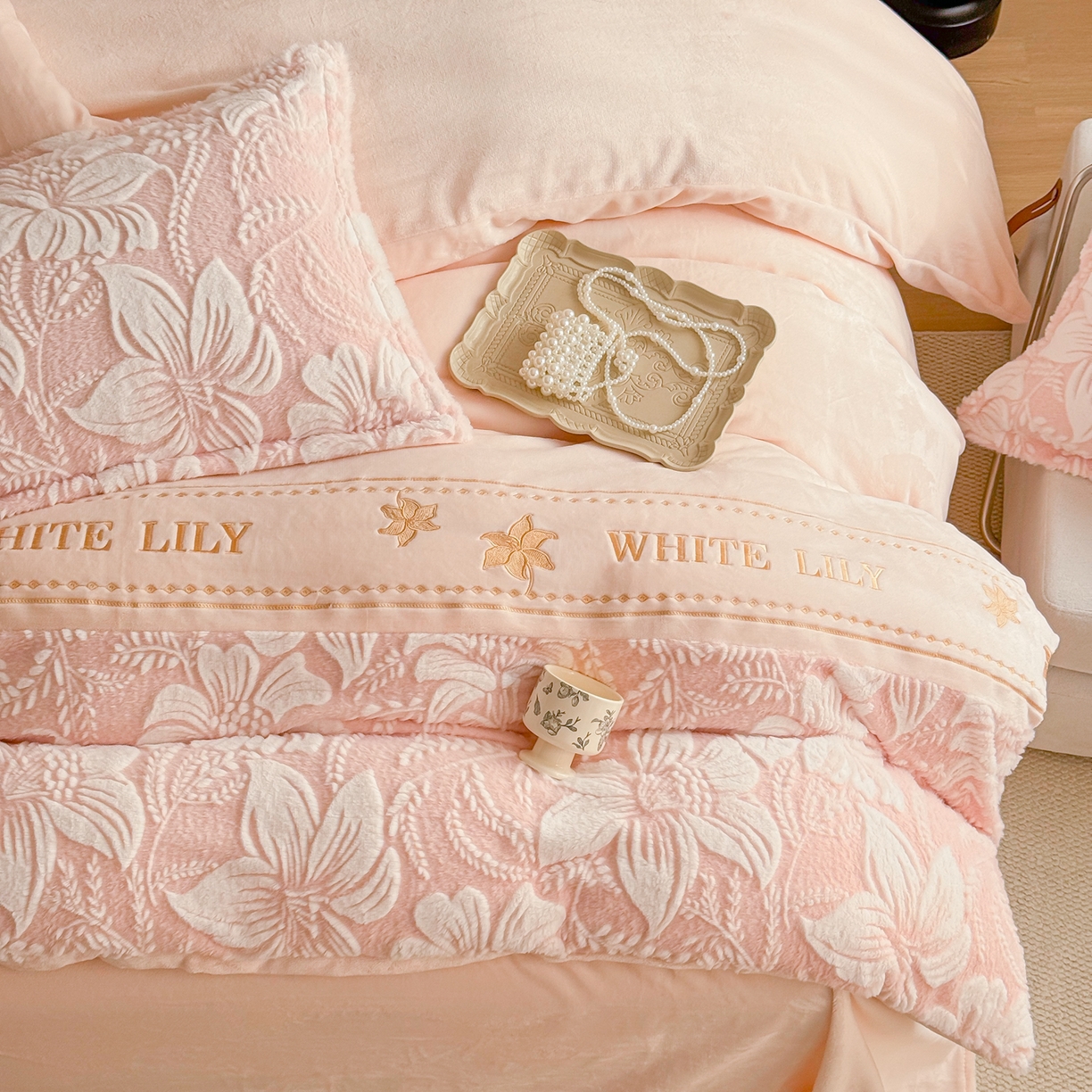 91家纺网 家纺一手货源 找家纺 （总）米可 2025新款兔毛烂花牛奶绒绣花四件套