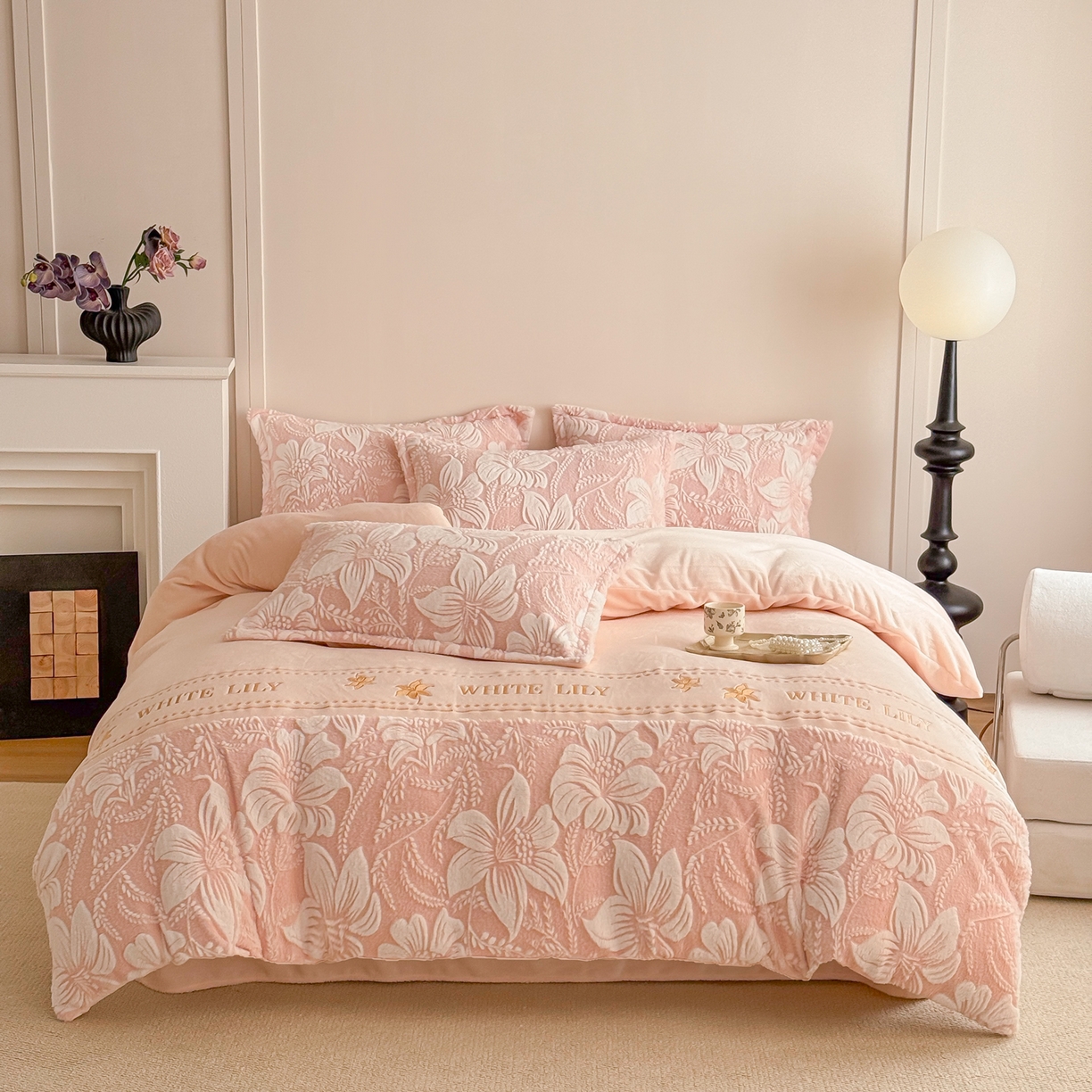 91家纺网 家纺一手货源 找家纺 米可 2025新款兔毛烂花牛奶绒绣花四件套 百合-粉