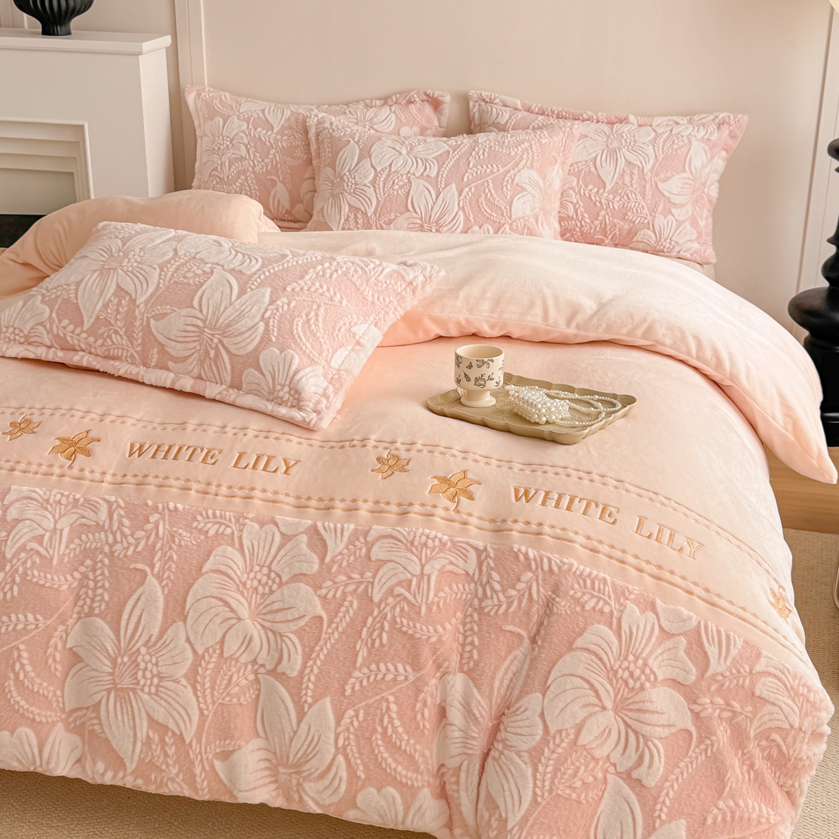 91家纺网 家纺一手货源 找家纺 米可 2025新款兔毛烂花牛奶绒绣花四件套 百合-粉