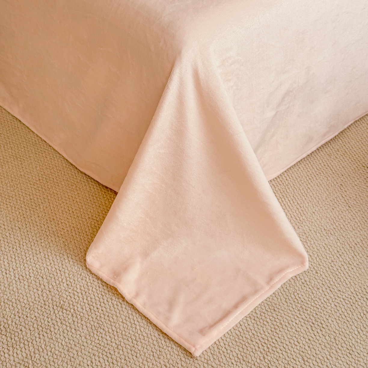 91家纺网 家纺一手货源 找家纺 米可 2025新款兔毛烂花牛奶绒绣花四件套 百合-粉