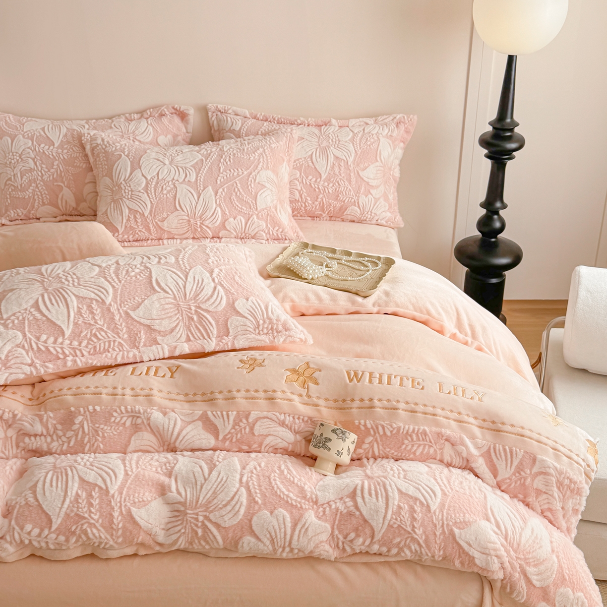 91家纺网 家纺一手货源 找家纺 米可 2025新款兔毛烂花牛奶绒绣花四件套 百合-粉