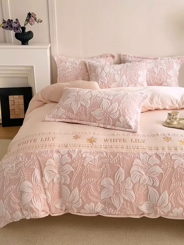 91家纺网 家纺一手货源 找家纺 米可 2025新款兔毛烂花牛奶绒绣花四件套 百合-粉