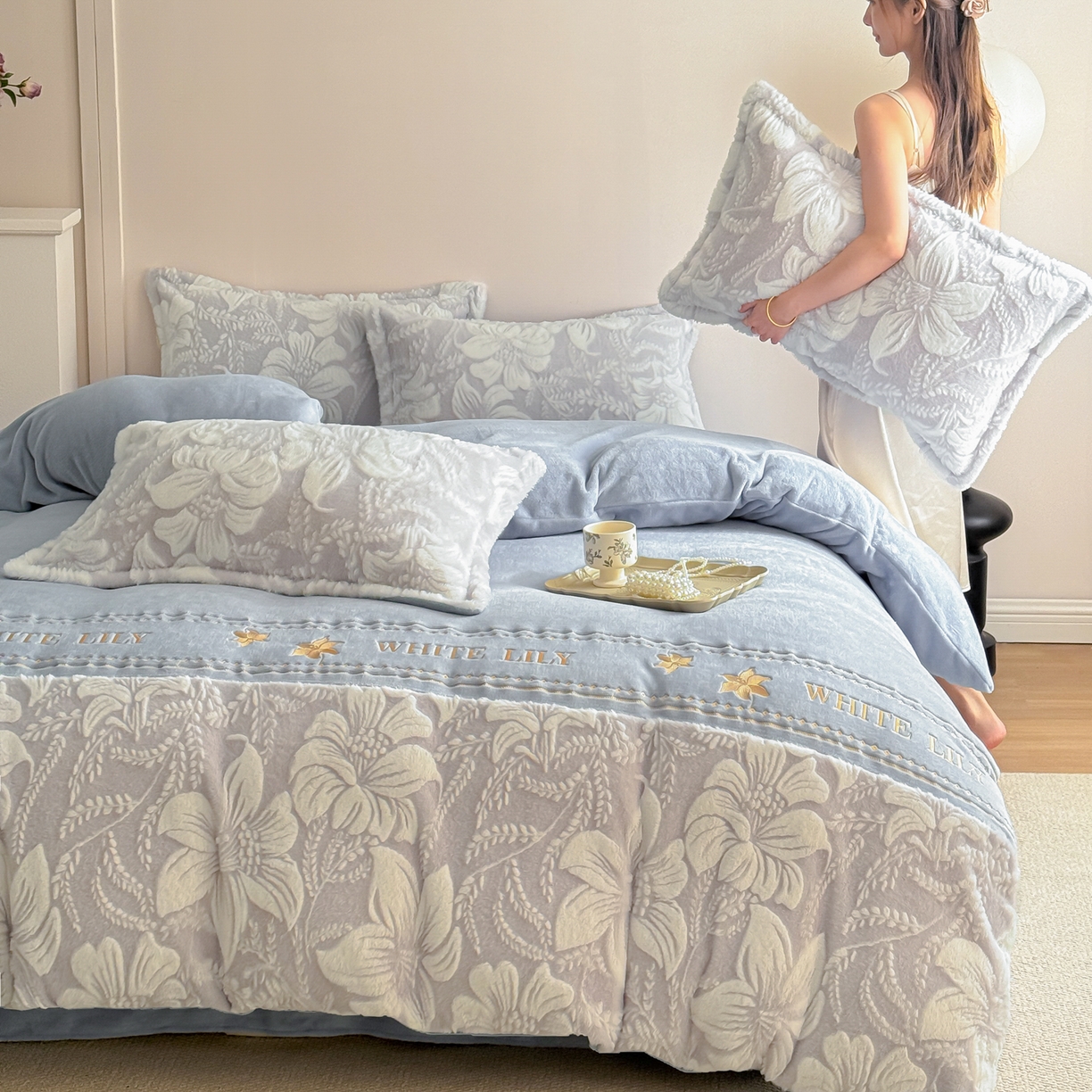 91家纺网 家纺一手货源 找家纺 米可 2025新款兔毛烂花牛奶绒绣花四件套 百合-蓝