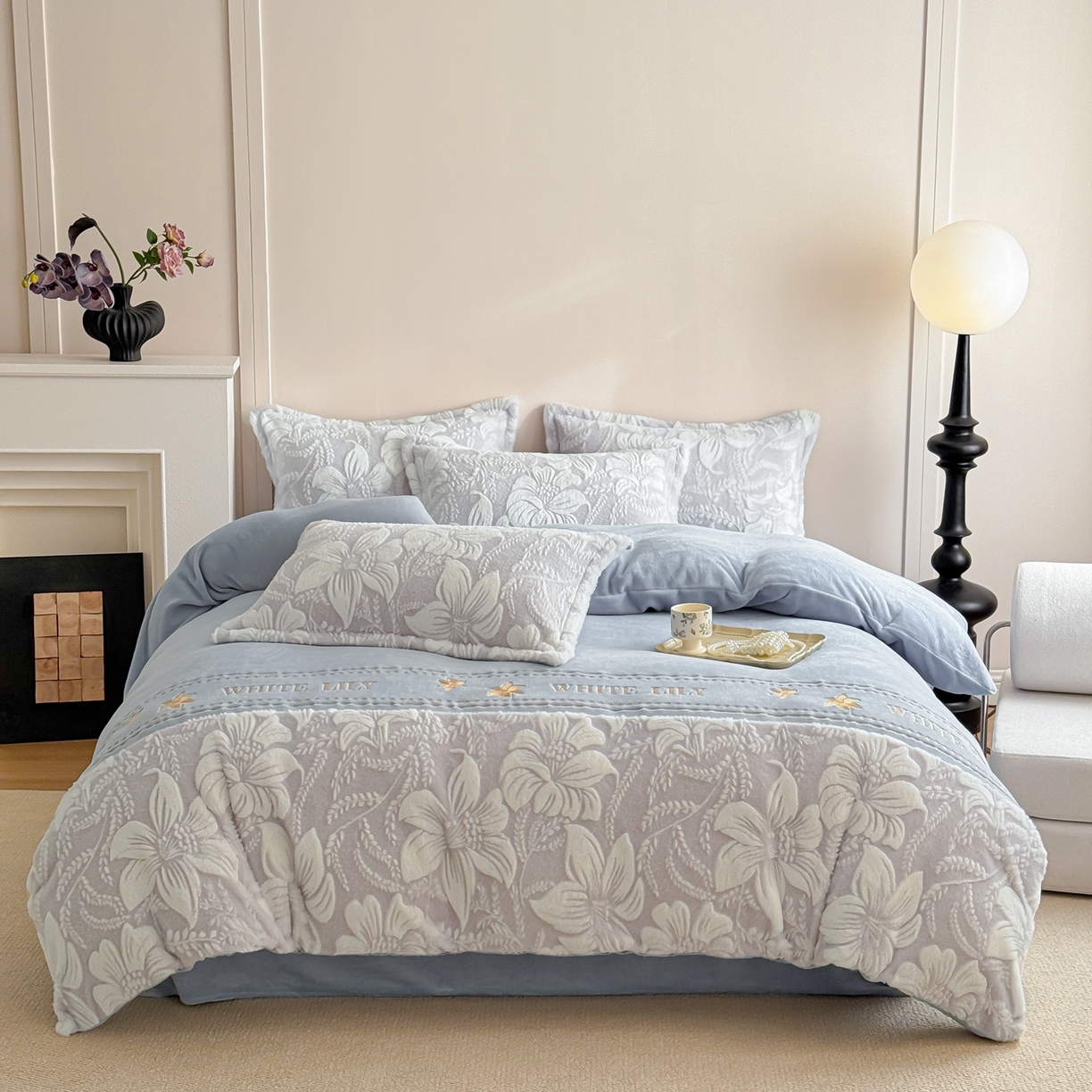 91家纺网 家纺一手货源 找家纺 米可 2025新款兔毛烂花牛奶绒绣花四件套 百合-蓝