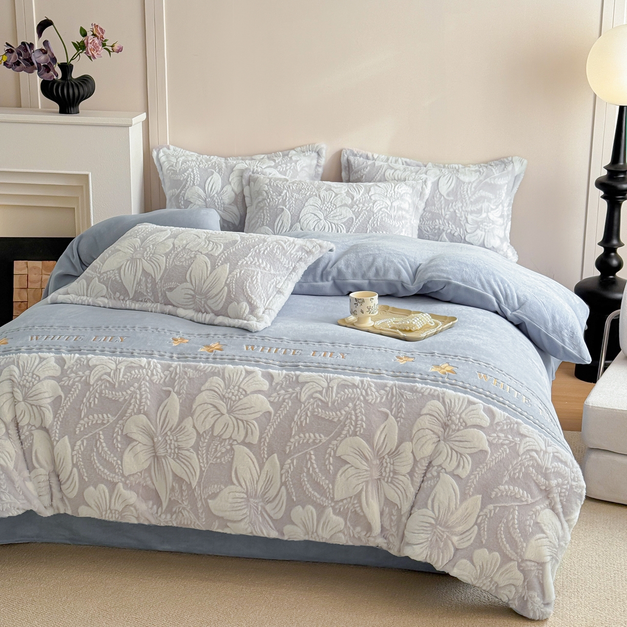 91家纺网 家纺一手货源 找家纺 米可 2025新款兔毛烂花牛奶绒绣花四件套 百合-蓝