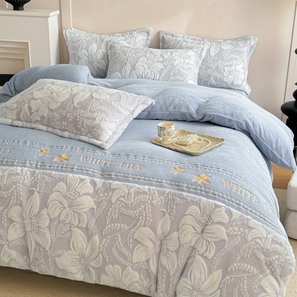 91家纺网 家纺一手货源 找家纺 米可 2025新款兔毛烂花牛奶绒绣花四件套 百合-蓝