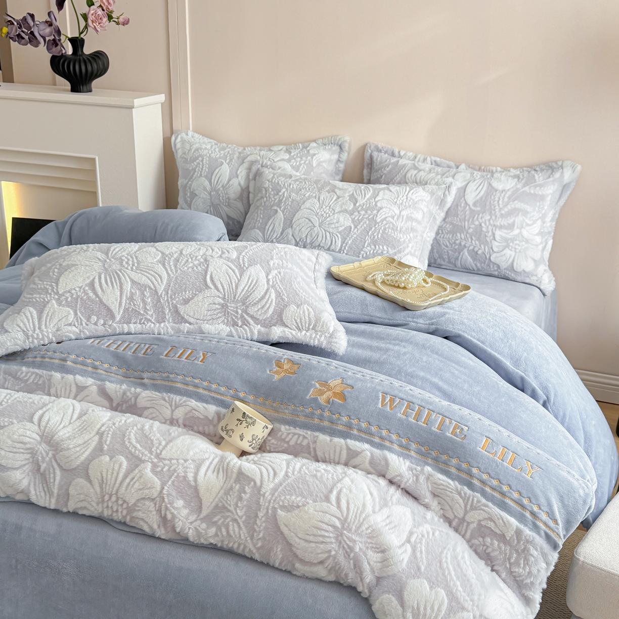 91家纺网 家纺一手货源 找家纺 米可 2025新款兔毛烂花牛奶绒绣花四件套 百合-蓝