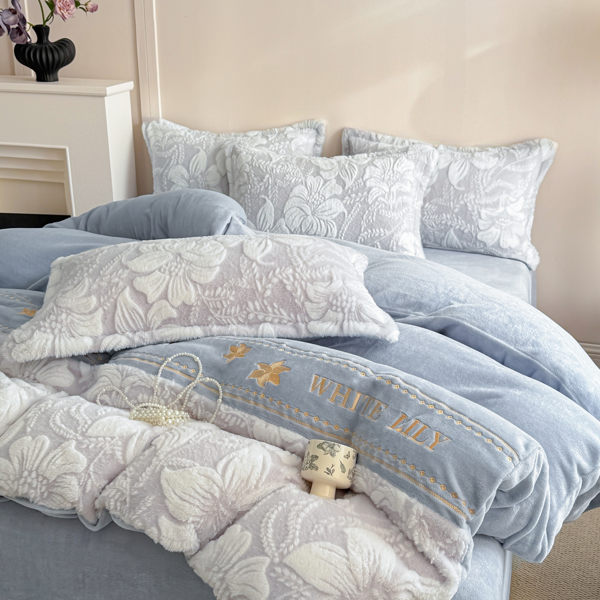 91家纺网 家纺一手货源 找家纺 米可 2025新款兔毛烂花牛奶绒绣花四件套 百合-蓝