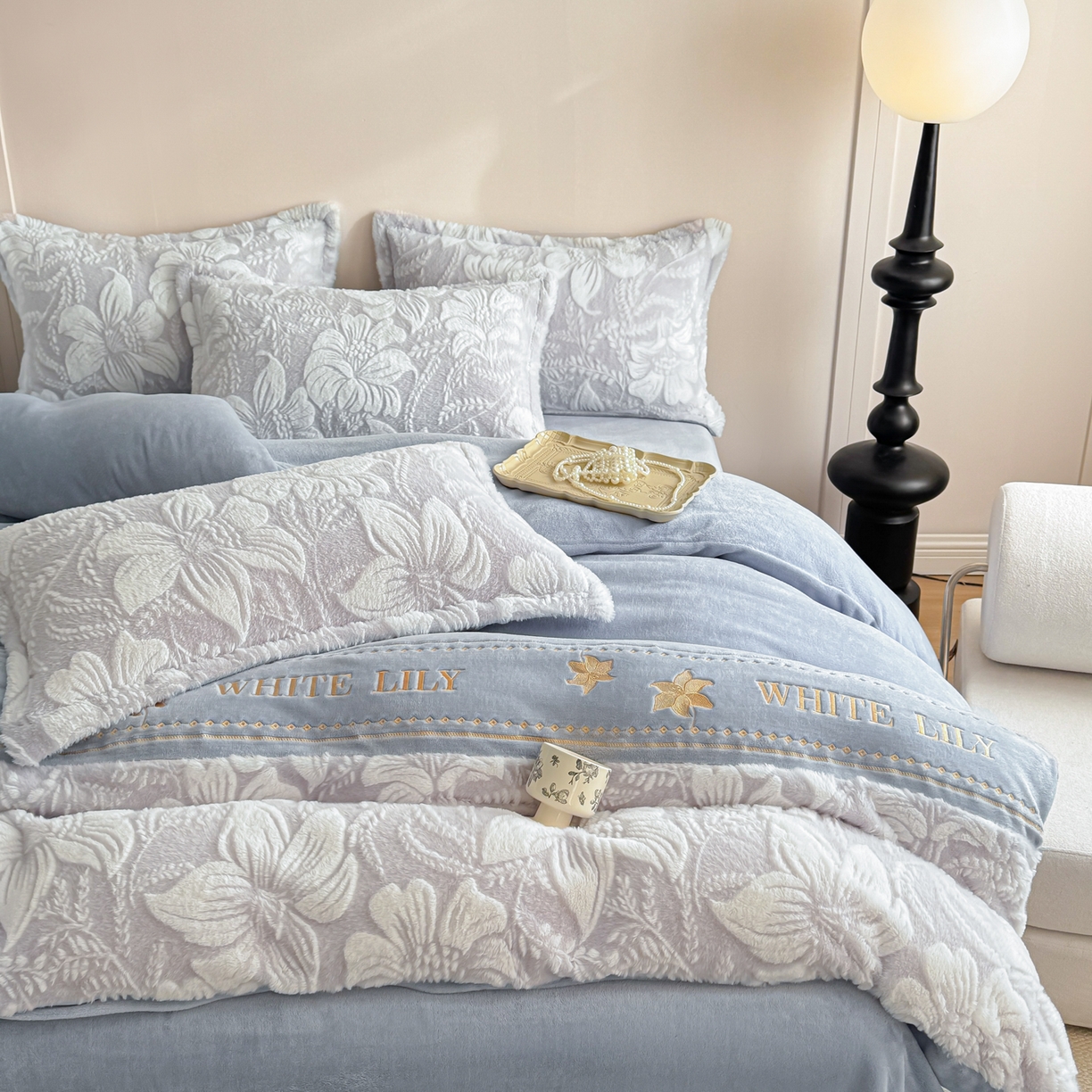 91家纺网 家纺一手货源 找家纺 米可 2025新款兔毛烂花牛奶绒绣花四件套 百合-蓝