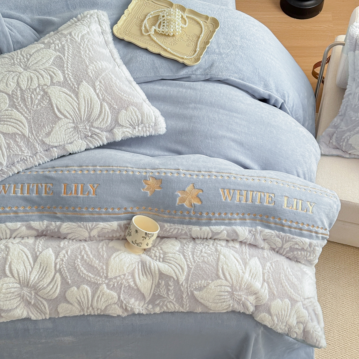 91家纺网 家纺一手货源 找家纺 米可 2025新款兔毛烂花牛奶绒绣花四件套 百合-蓝