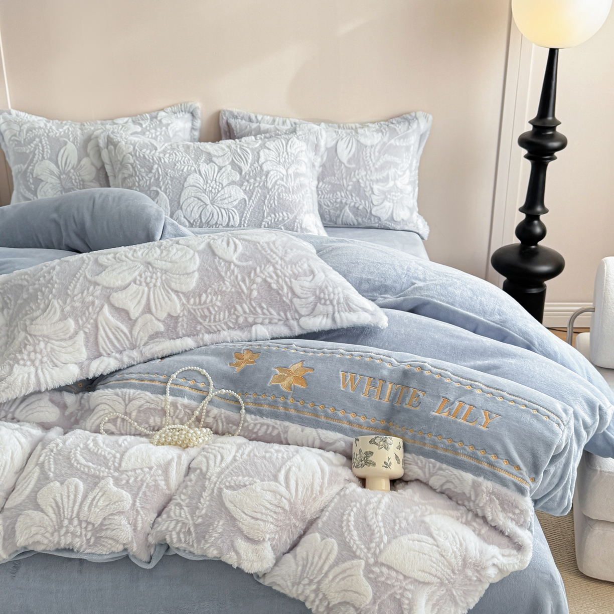 91家纺网 家纺一手货源 找家纺 米可 2025新款兔毛烂花牛奶绒绣花四件套 百合-蓝