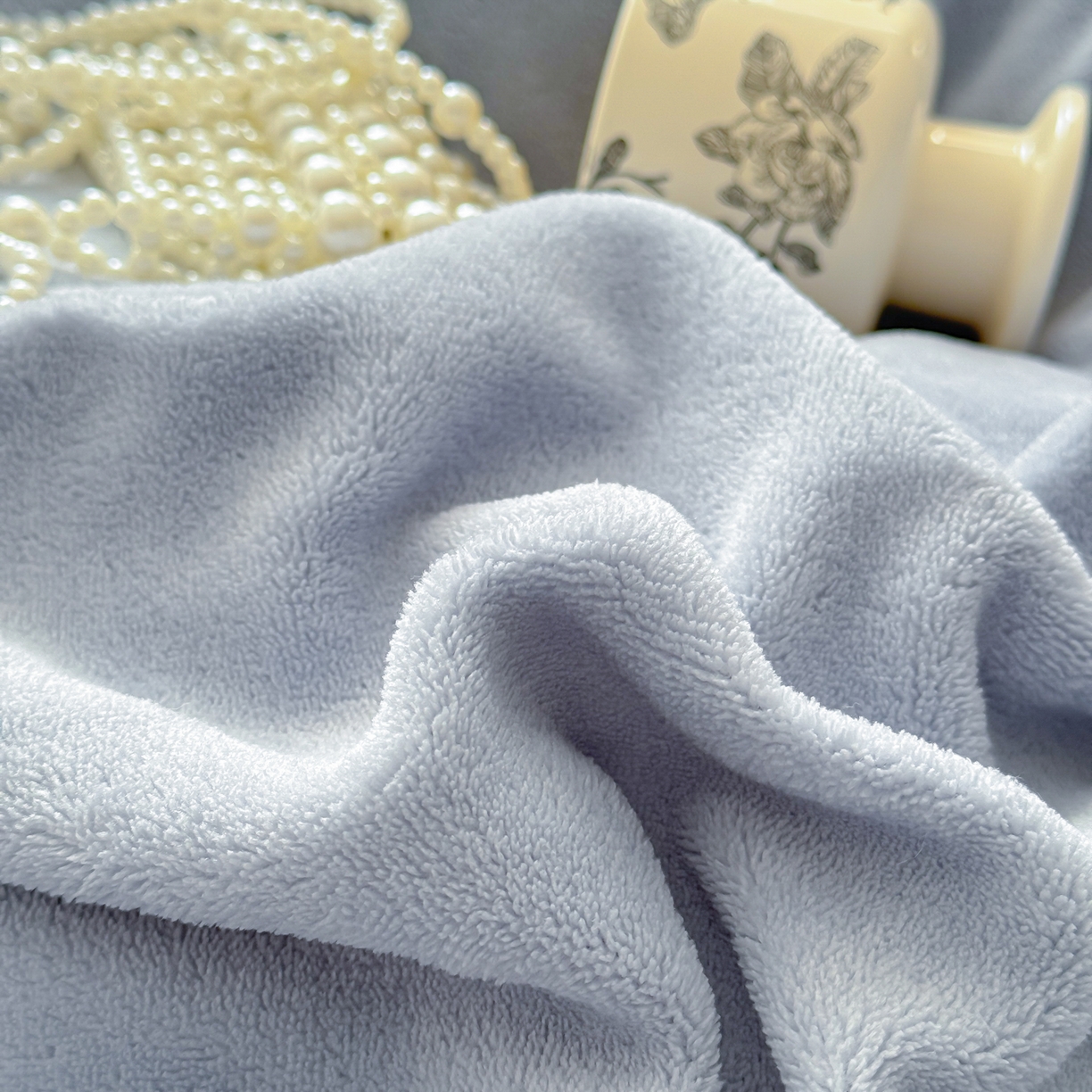 91家纺网 家纺一手货源 找家纺 米可 2025新款兔毛烂花牛奶绒绣花四件套 百合-蓝