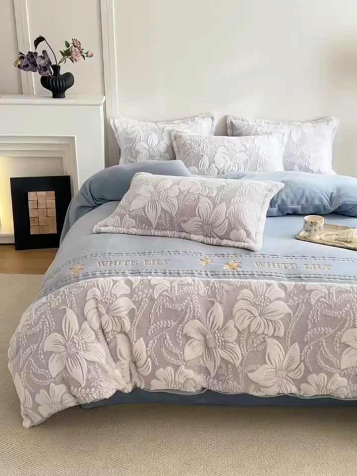 91家纺网 家纺一手货源 找家纺 米可 2025新款兔毛烂花牛奶绒绣花四件套 百合-蓝