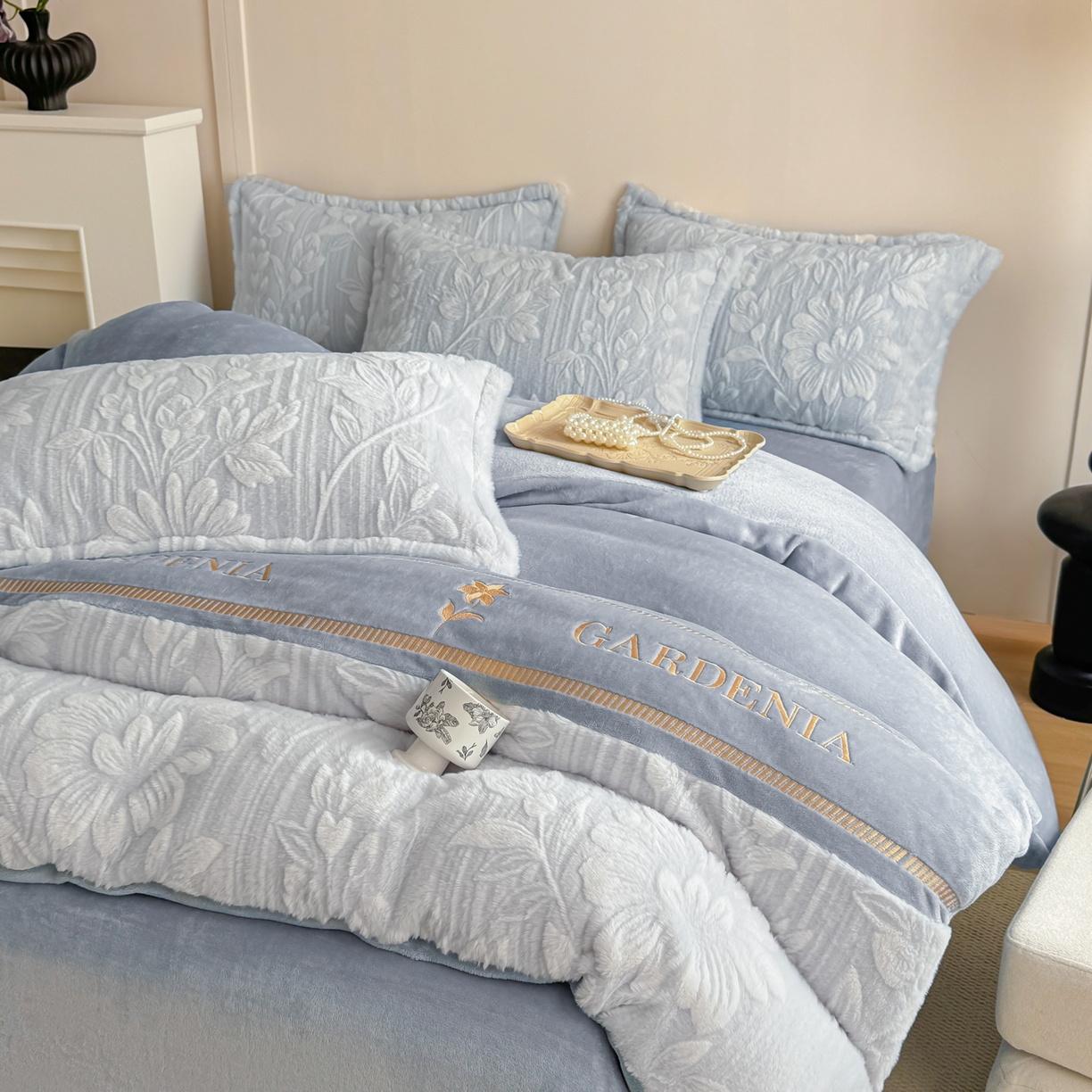 91家纺网 家纺一手货源 找家纺 米可 2025新款兔毛烂花牛奶绒绣花四件套 春絮-蓝灰