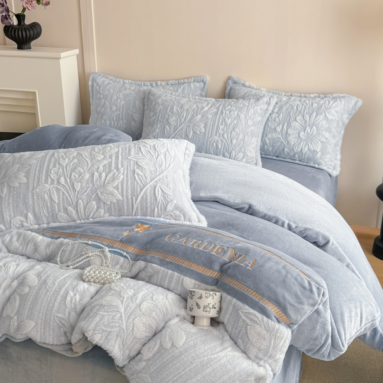 91家纺网 家纺一手货源 找家纺 米可 2025新款兔毛烂花牛奶绒绣花四件套 春絮-蓝灰