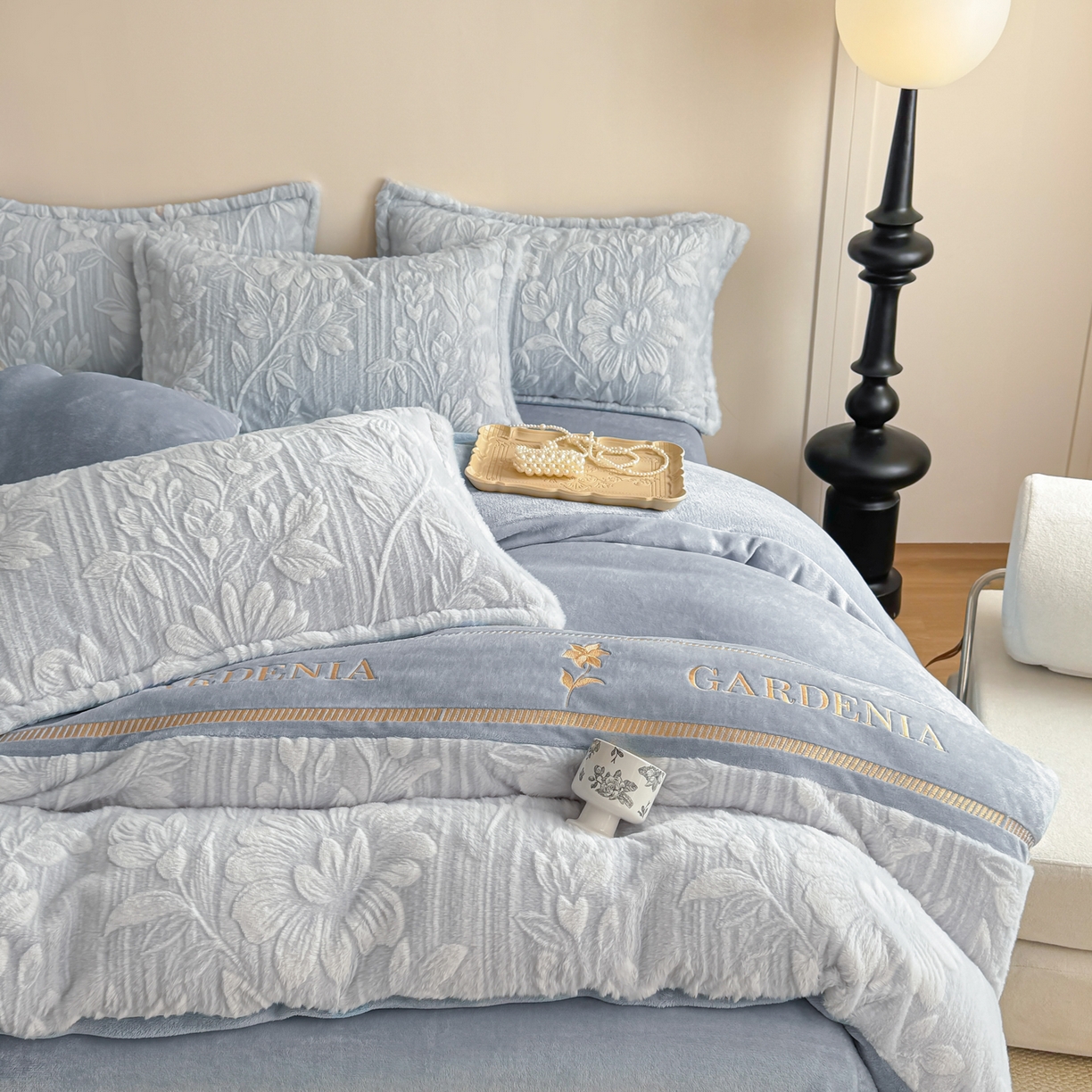 91家纺网 家纺一手货源 找家纺 米可 2025新款兔毛烂花牛奶绒绣花四件套 春絮-蓝灰